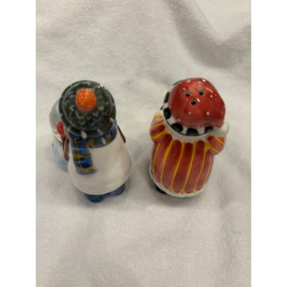 Home Collection 2003 Santa's Helpers Snow Globe 4" Salt & Pepper Shakers - Picture 3 of 6